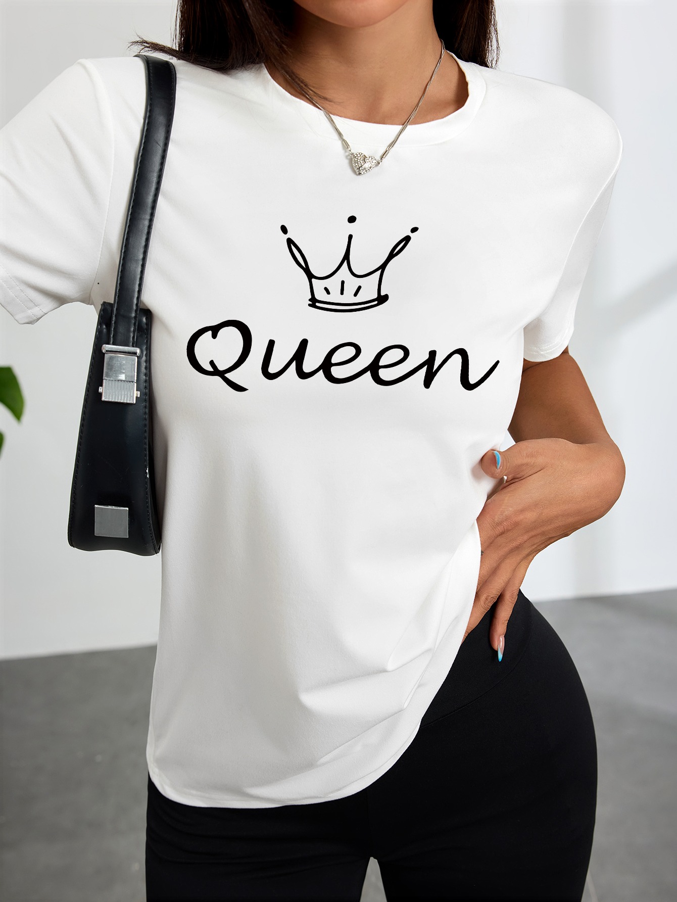 Queen Street Fashion - 女性用白Tシャツ、クラウンクイーンプリント入り、カジュアルな外出やストリートファッションに最適、原宿風袖の美しい服