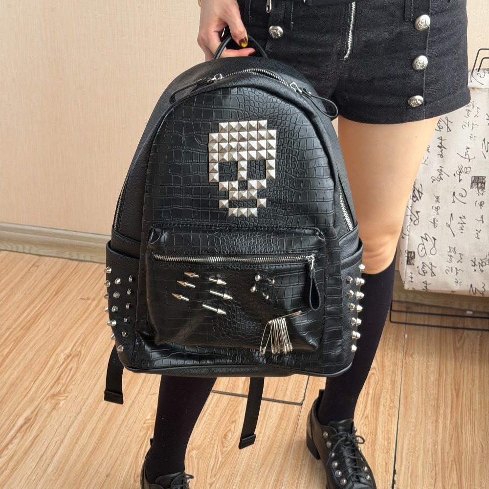 Street Fashion Women - オリジナルブラッククロコダイルパターンスカルリベットバックパックピン装飾ストリートファッションコンピュータスクールバッグ男性と女性用