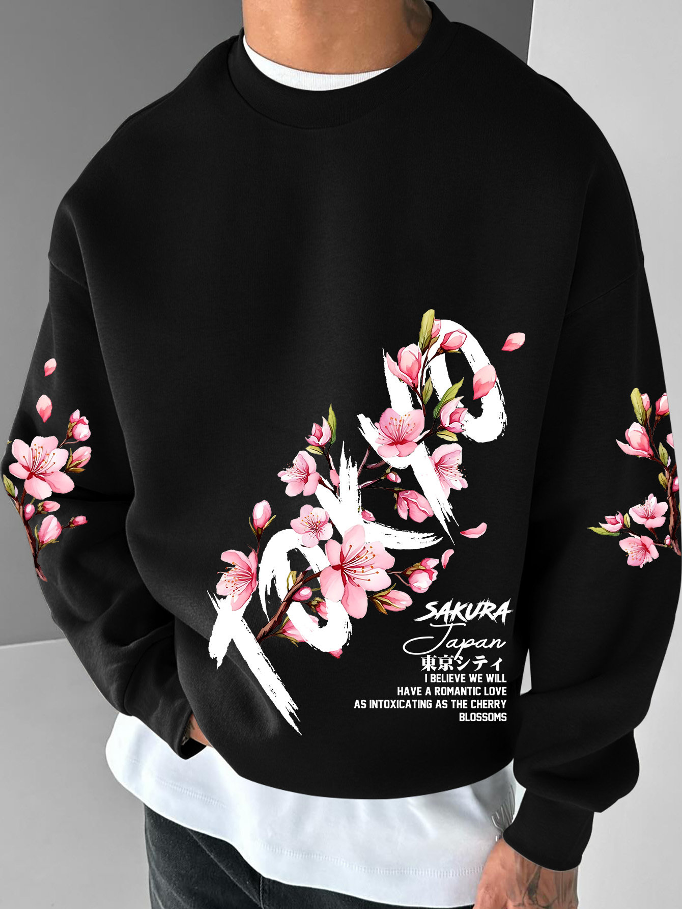 Street Fashion In Tokyo - ファッショナブルなメンズストリートスタイルのラウンドネックフーディー、東京サクラアートと「TOKYO」の芸術的なテキストをデザイン。