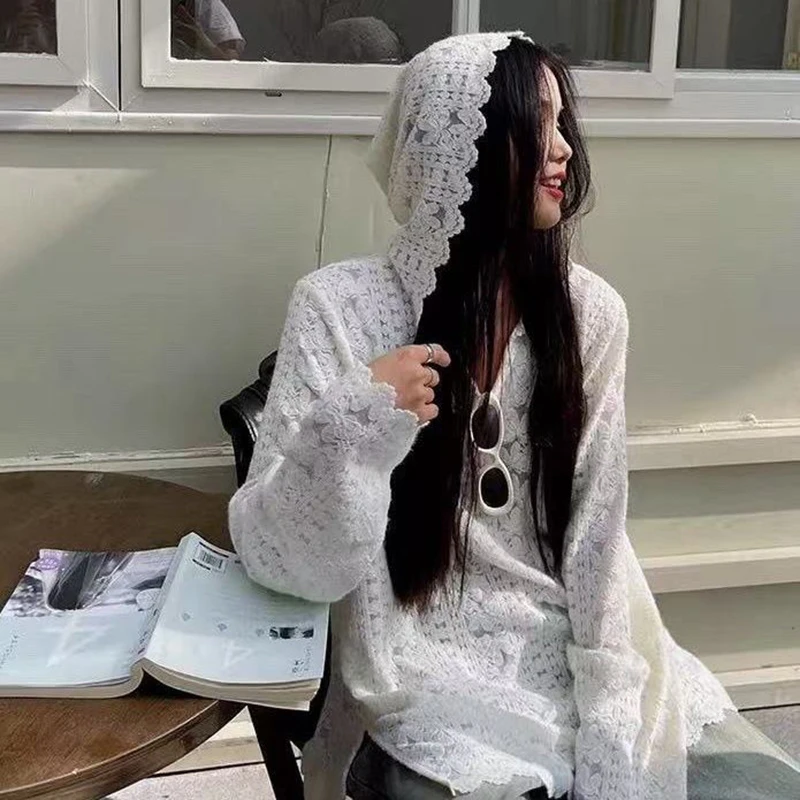 Street Fashion In Korea - Y2K レースフード付きシャツ女性ストリートセクシーな中空アウト白ブラウス韓国美的薄手の長袖日焼け止めトップス新