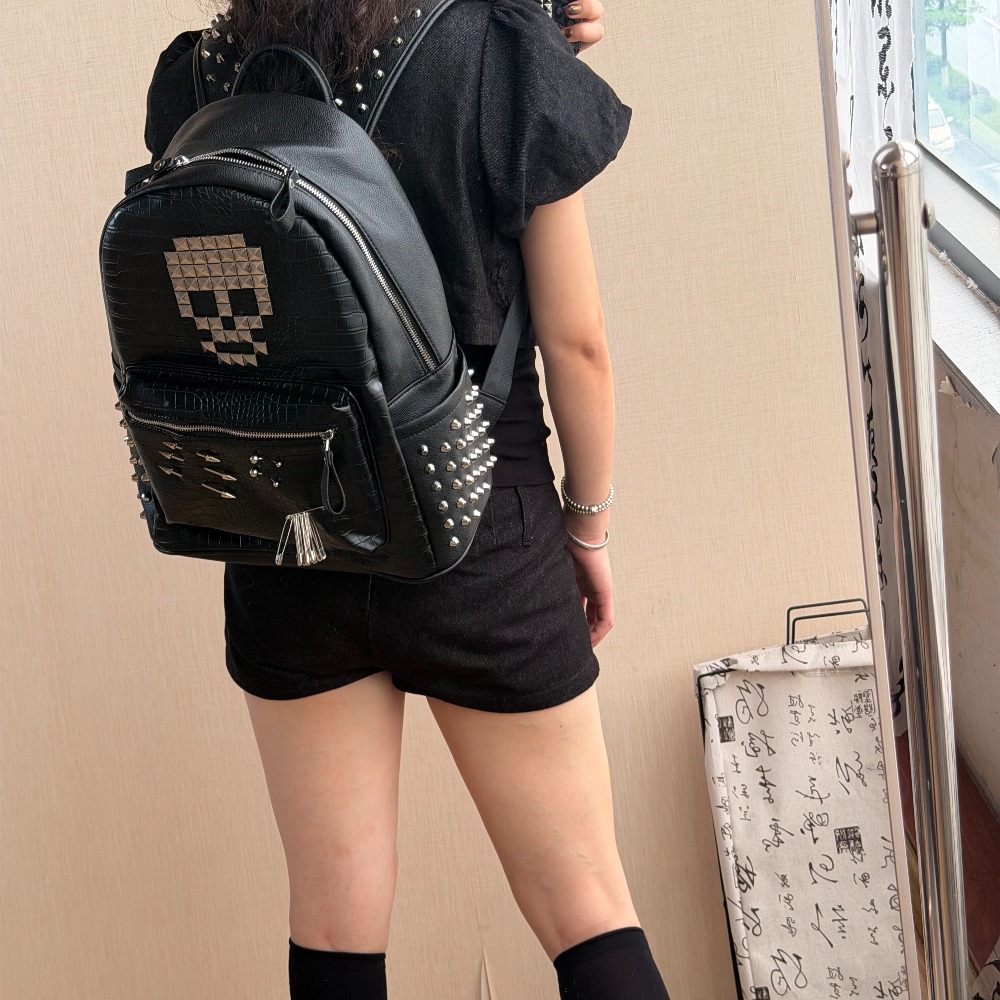 オリジナルブラッククロコダイルパターンスカルリベットバックパ - Street Fashion Women のレビューと価格